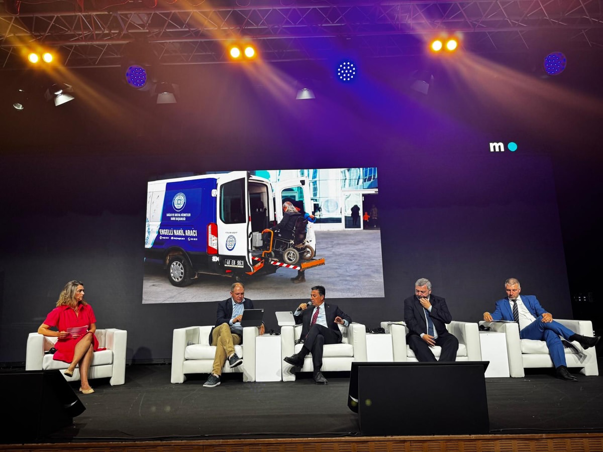 Mayor of Muğla speaking on a panel of local and regional government representatives